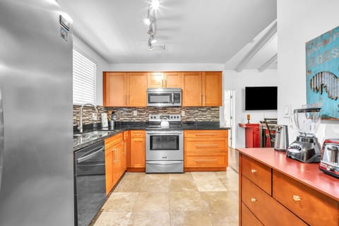 Make the most out of your stya with this fully equipped and open kitchen.