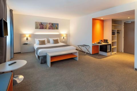 Family Room, 1 Queen Bed, Non Smoking (with Sofabed) | In-room safe, desk, laptop workspace, soundproofing