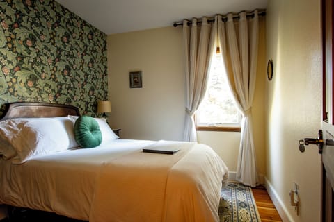 The Glacier Lake Trail Room (1)