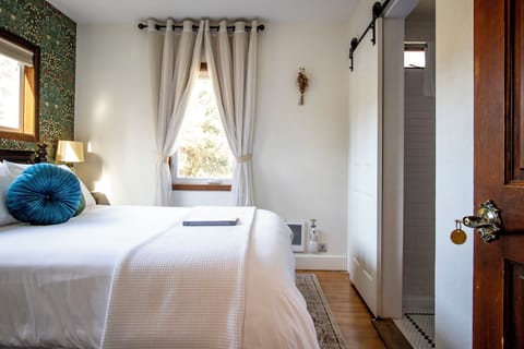 The Wonderland Trail Room (1)