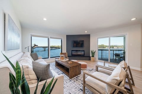 Lake views from the living room. Cozy and comfortable. 