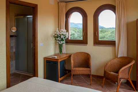 Deluxe Double or Twin Room, Tower | Minibar, bed sheets