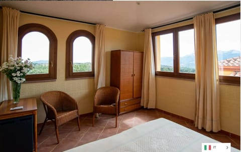 Deluxe Double or Twin Room, Tower | Minibar, bed sheets