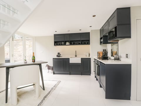 Cottage | Private kitchen | Fridge, dishwasher, electric kettle, toaster