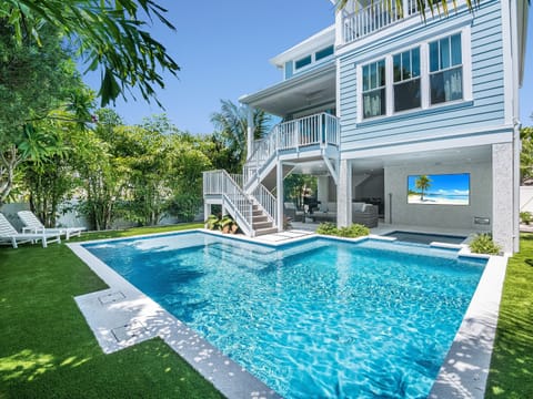 Huge pool with attached spa