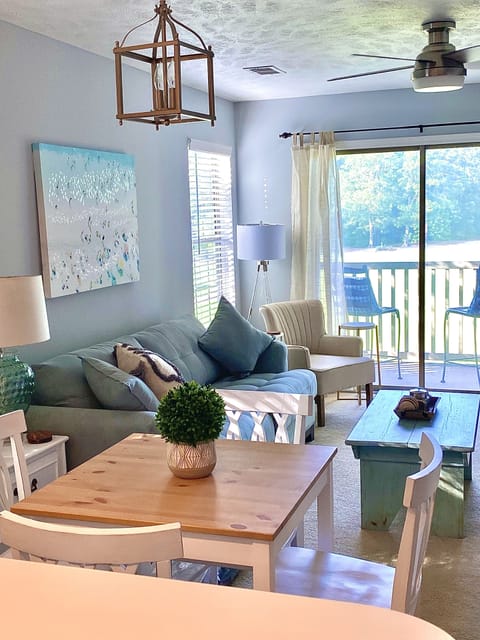 Lots of natural light while you enjoy your stay at our golf bungalow. 
