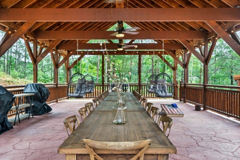 Huge outdoor pavilion wiuth exterior dining for 20, dual propane gas grills