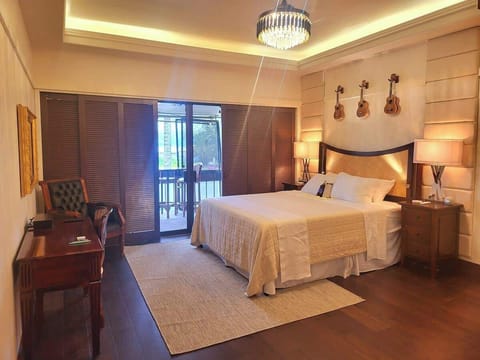 Thoughtfully and elegantly designed. Cal King bed with fine linens and high-end matress.