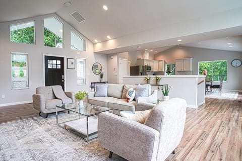  Open floor plan: living, dining and kitchen