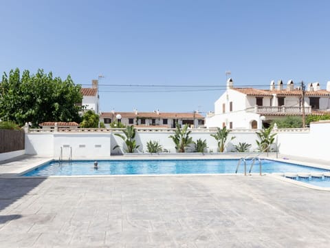 Water, Sky, Building, Property, Plant, Swimming Pool, Window, Tree, Azure, House