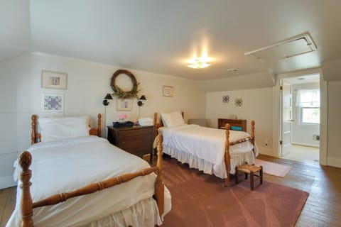 Twin bedroom