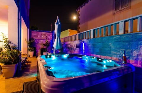 Private spa tub