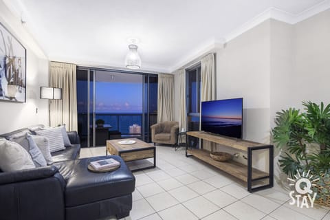 The ceiling to floor window design allows for a full view of the surroundings 😎