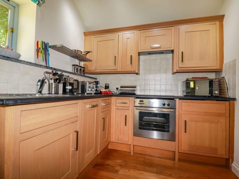 Cottage | Private kitchen | Fridge, dishwasher, electric kettle, toaster