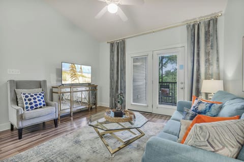 Large living room with pull out queen sofa

Foley
Gulf Shores
Orange Beach