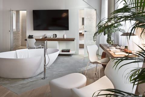 Suite Isola | Premium bedding, down comforters, memory foam beds, minibar