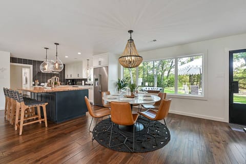 The cozy dining space includes seating for 6 guests