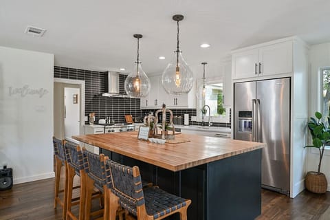 Enjoy brunch at one of the 4 bar stools, under impressive hanging lights!