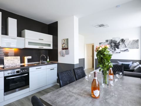 Property, Plant, Furniture, Cabinetry, Building, Couch, Houseplant, Flowerpot, Countertop, Interior Design