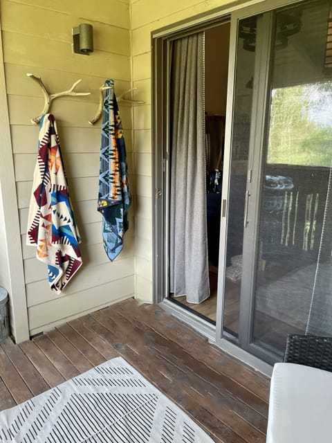 Private outdoor deck with gas bbq, off great room