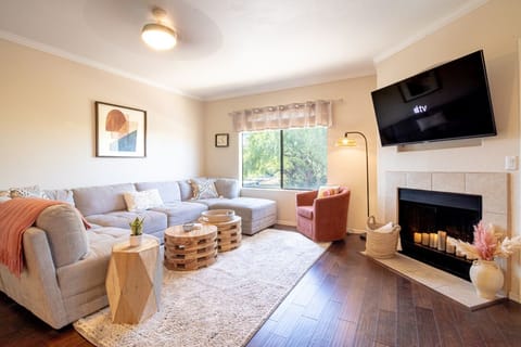 You'll feel right at home in the living room. 55" Roku TV, ample seating, light, and  a cooling ceiling fan. Relax and watch the game, catch up on reading, or check out movies on included Cox cable channels. All streaming services available through your login.