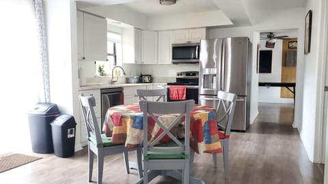 Extendable Dining Table
Property located in Largo, Florida