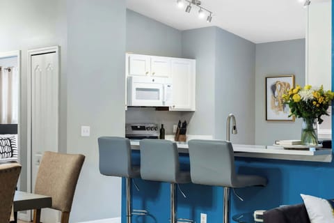 Grab a fresh brew and plan your adventures from our sleek, modern kitchen. With ample seating and an open-concept layout, the chef in your group will never feel left out of the conversation.