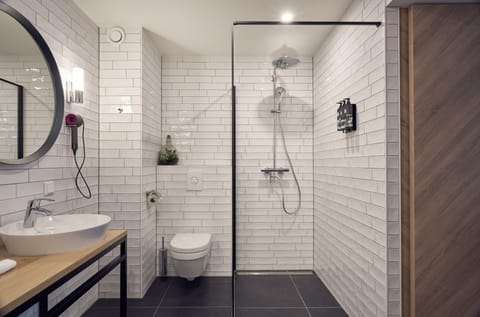 Loft (XL) | Bathroom | Free toiletries, hair dryer, towels, soap