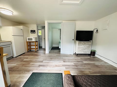 C6 Traditional Cabin, 1 Bedroom, Kitchen, Garden View, Pet Friendly (Fee Applies) | Living area | 32-inch Smart TV with cable channels, TV