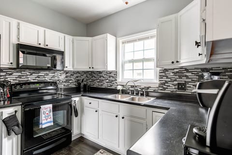 This fully equipped kitchen is everyone's dream, ready for culinary adventures!