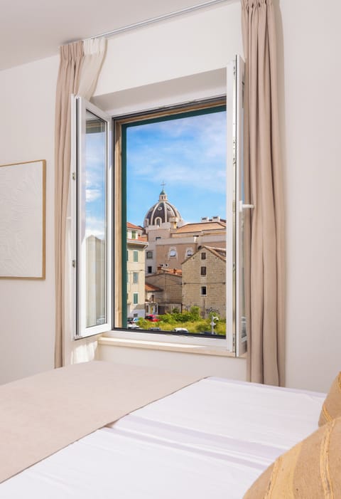 Hypo-allergenic bedding, memory foam beds, in-room safe