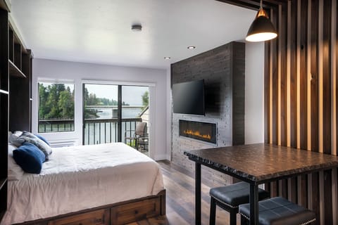 Spacious Studio with Dining Space |  King-sized bed | Main Level