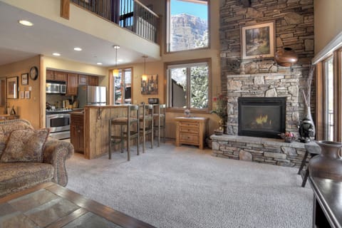 Cozy Fireplace, Kitchen Bar Seating