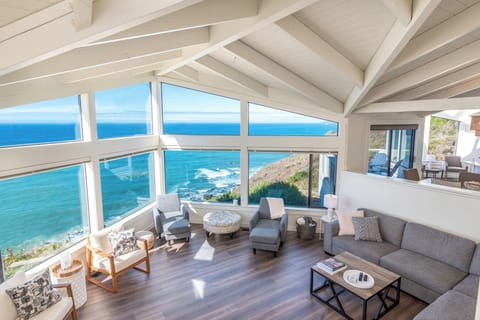 Open concept, lofty vaulted ceilings, tons of seating, and spectacular views!