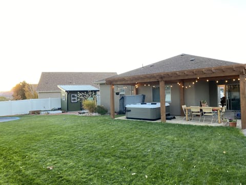 Backyard / hot tub