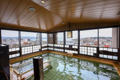 Sauna, hot tub, hot springs