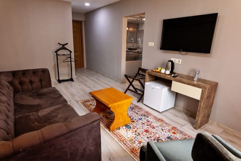 Deluxe Suite | Minibar, individually decorated, individually furnished, free WiFi