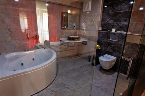 Deluxe Suite | Minibar, individually decorated, individually furnished, free WiFi