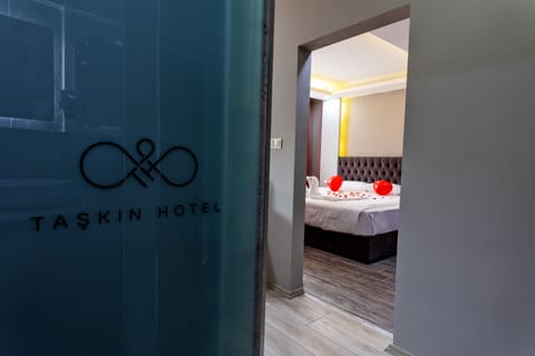 Deluxe Room | Minibar, individually decorated, individually furnished, free WiFi