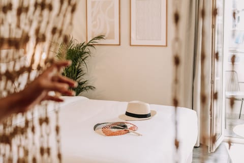 Urban Room | Desk, free WiFi, bed sheets