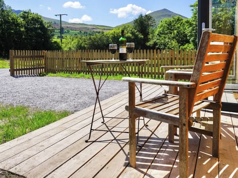 Sitting-out-area | Beuno - Bach Wen Cottages, Clynnog Fawr
