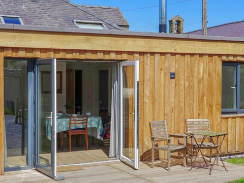 Sitting-out-area | Beuno - Bach Wen Cottages, Clynnog Fawr