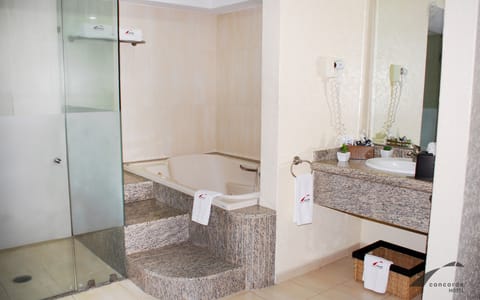 Deluxe Studio Suite, Hot Tub | Bathroom | Free toiletries, hair dryer, towels