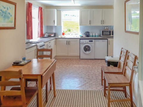 Kitchen/diner | Ivy Cottage, Banff