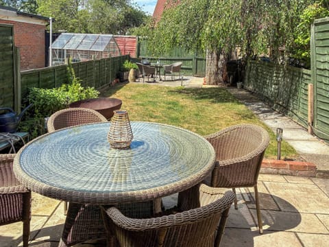 Sitting-out-area | Willow Cottage, Stockbridge