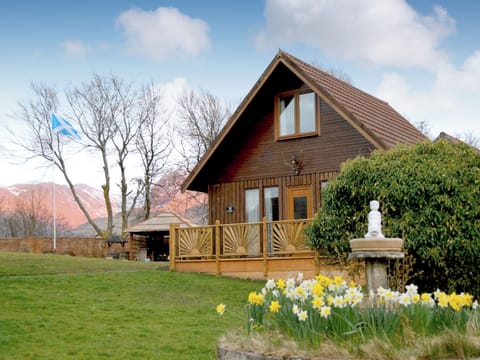 Well presented cedar wood lodge | Loch Arkaig, Corpach, Fort William