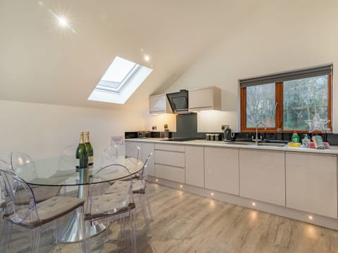 Kitchen/diner | Waterside Lodge Two - Ashgrove Country Park, Elland