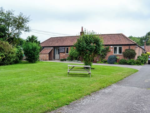 Plenty of room here to kick a ball, or why not bring your own badminton set or just use the swing or trampoline | Lodge Farm Barn, South Walsham