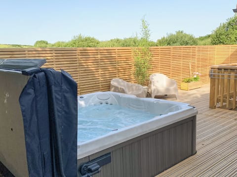 Hot tub | Meadowside Lodges- Hobby Lodge - Meadowside Lodges, St Columb, near Padstow