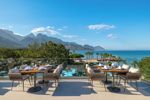 8 restaurants; lunch, dinner, and brunch served